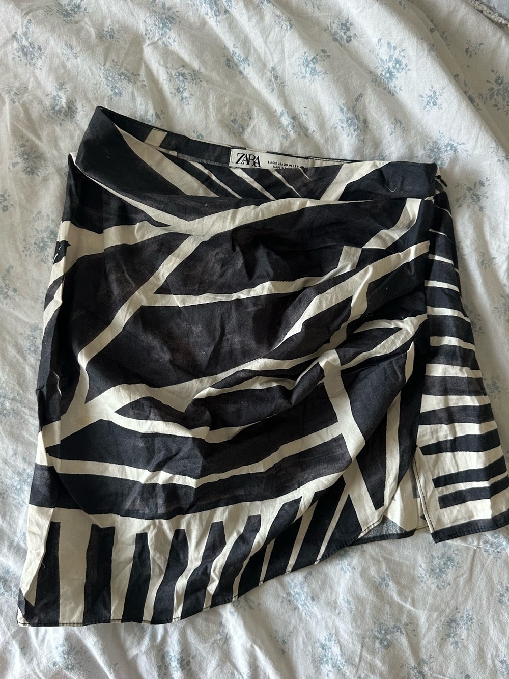 ZARA abstract Printed Asymmetric Mini Skirt